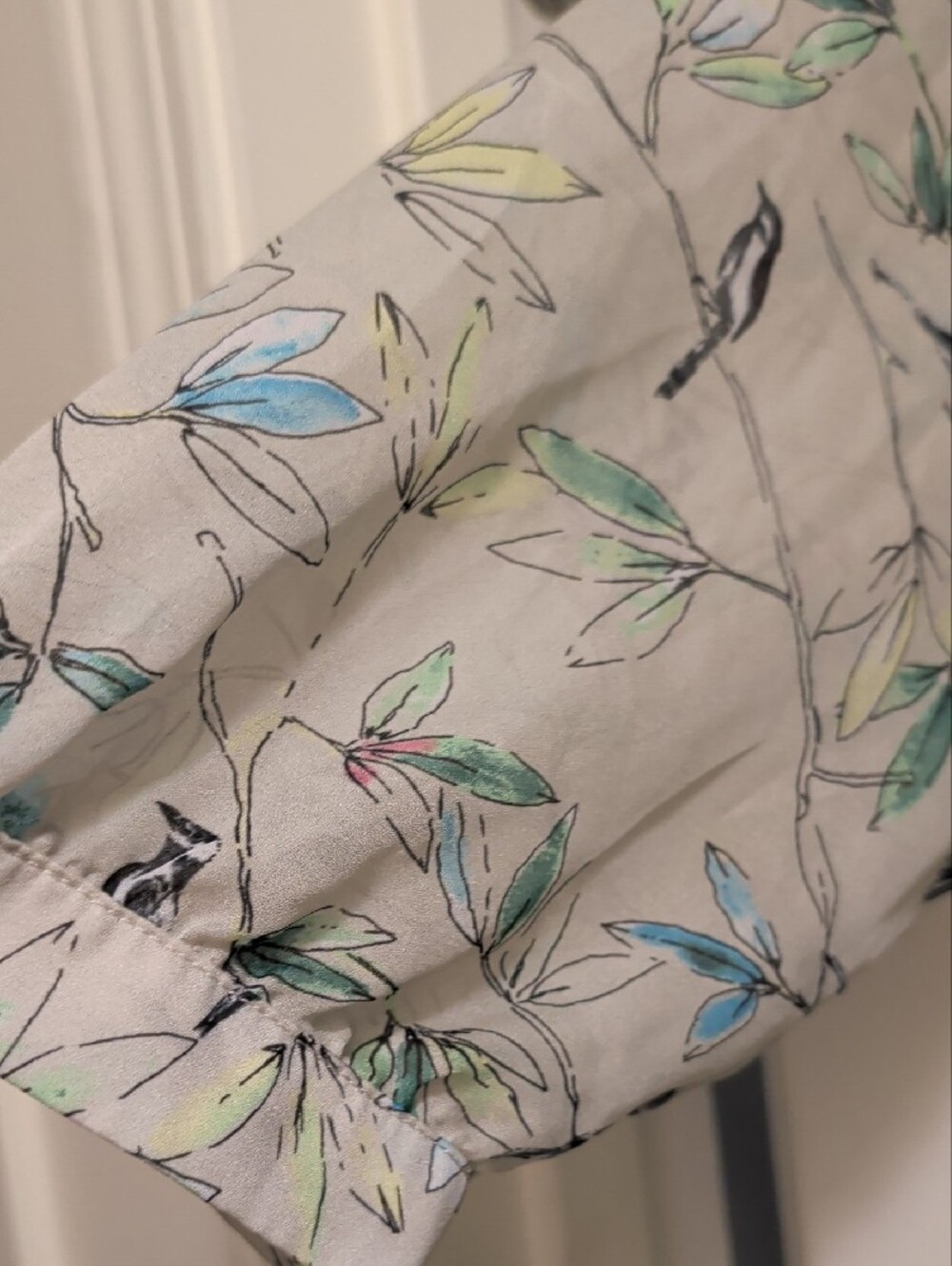 #1 The Limited Cream V-Neck Blouse with Multicolor Bird & Leaf Print - Picture 4 of 6